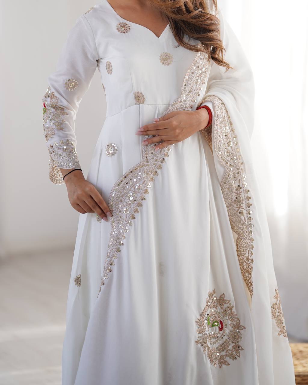 Royal Elegance: White Anarkali Suit with Traditional Touch