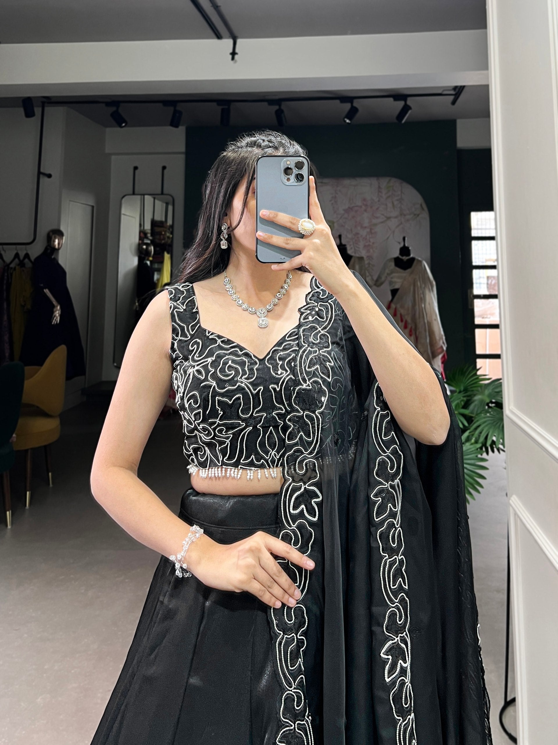 Elegance in every shade – black beauty!