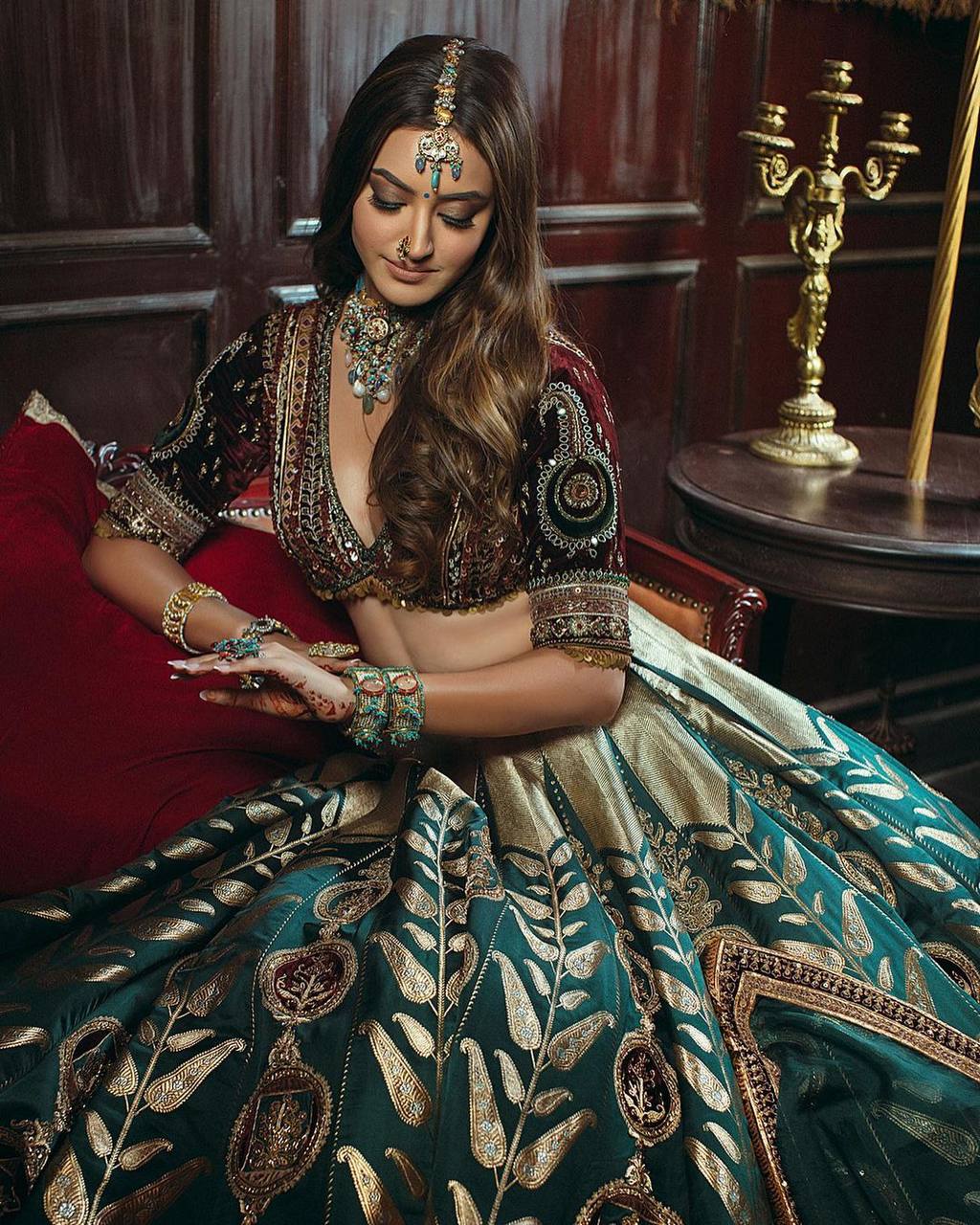 The spotlight with this beautiful lehenga set